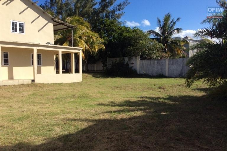 For sale large house F4 240 m2 with huge courtyard and grass in Pointe aux Canonniers.