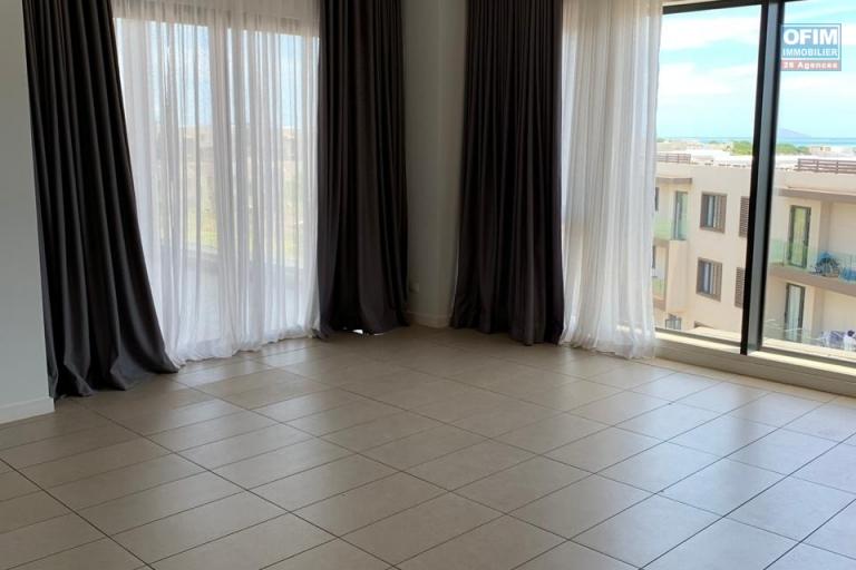 Accessible to foreigners and Mauritians: For sale penthouse in a luxury apartment complex with sea views in Roches Noires.