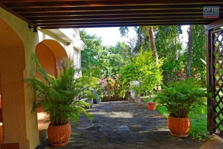 For sale villa in a very popular and residential area of Pointe aux Canonniers on a large plot of land with a lot of potential 5 minutes from the beach.