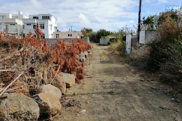 For sale residential land of 867 toises in Grand Gaube, 200 meters from the sea.