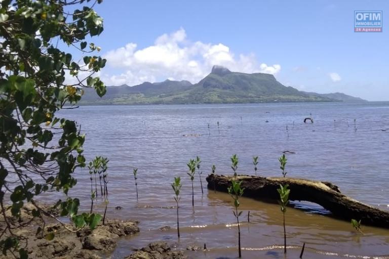 RARE PRODUCT ON THE LOCAL SALE MARKET VILLA OF 1000 M2 HAB UNDER CONSTRUCTION ON A LAND OF 9000 M2 WITH FEET IN THE WATER IN FULL PROPERTY IN ONE OF THE MOST BEAUTIFUL LOCATIONS OF MAURITIUS.