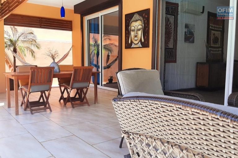 For resale, a villa accessible to non-Mauritian and Mauritian citizens with a permanent residence permit for the whole family, at Pointe aux Piments, 200 meters from the beach. Located 15 minutes from Grand Baie and half an hour from Port Louis.