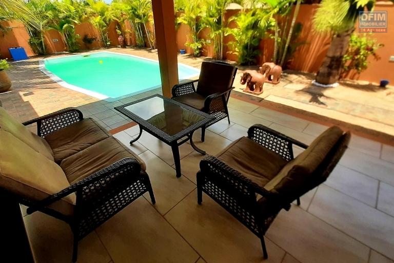 For resale, a villa accessible to non-Mauritian and Mauritian citizens with a permanent residence permit for the whole family, at Pointe aux Piments, 200 meters from the beach. Located 15 minutes from Grand Baie and half an hour from Port Louis.