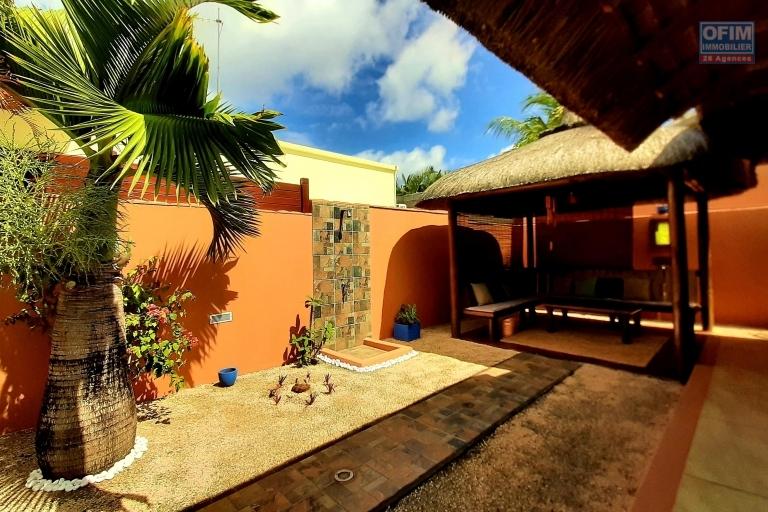 For resale, a villa accessible to non-Mauritian and Mauritian citizens with a permanent residence permit for the whole family, at Pointe aux Piments, 200 meters from the beach. Located 15 minutes from Grand Baie and half an hour from Port Louis.