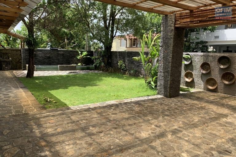 Curepipe for sale charming villa completely renovated with three bedrooms and an office,living space of 230M2 on a plot of 548m2 located on rue Lees in a quiet area.