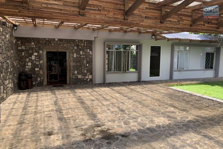 Curepipe for sale charming villa completely renovated with three bedrooms and an office,living space of 230M2 on a plot of 548m2 located on rue Lees in a quiet area.