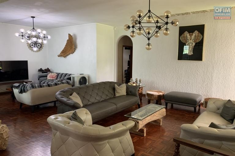 Curepipe for sale charming villa completely renovated with three bedrooms and an office,living space of 230M2 on a plot of 548m2 located on rue Lees in a quiet area.