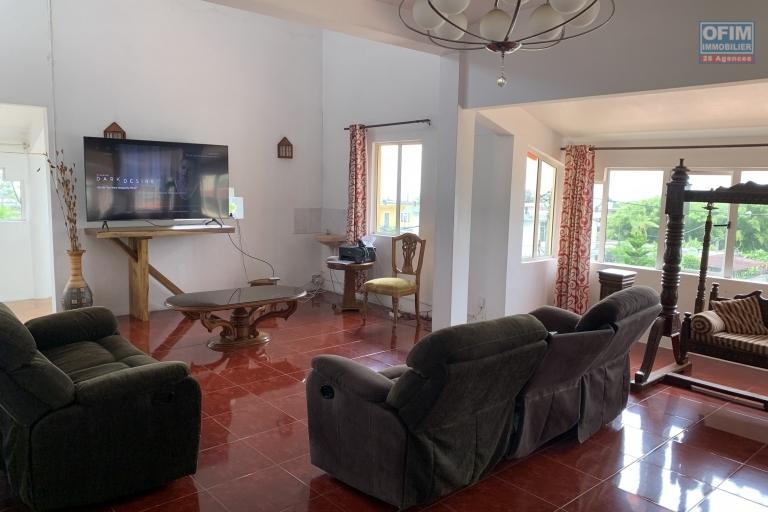 Curepipe 16 mille for sale large six bedroom villa with Garage.