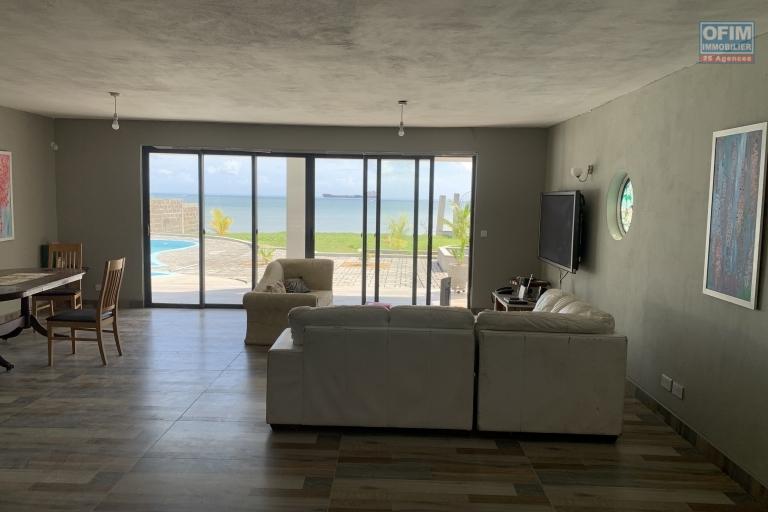 Pointe aux Sables for sale 5 bedrooms villa with office, swimming pool and garage located at the edge of the ocean.