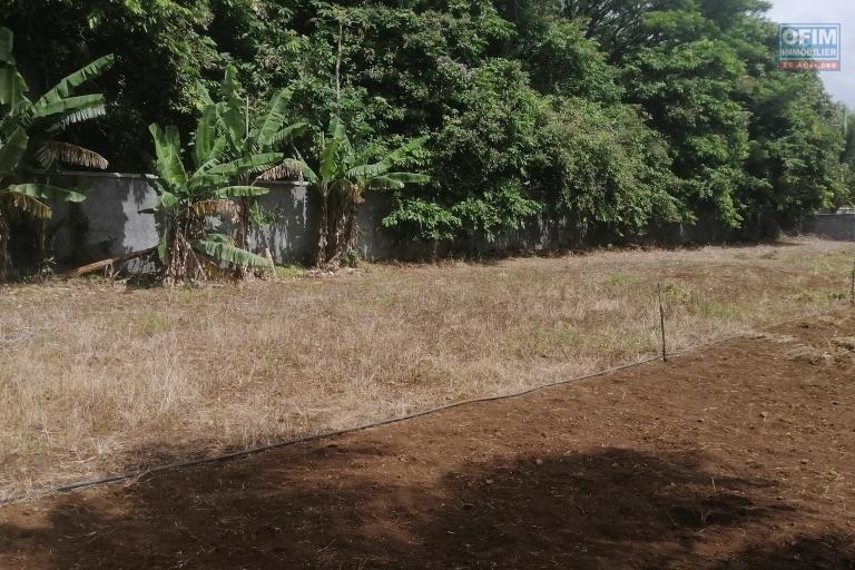 For sale large land of 479 toises located in a secure and quiet residence at D'Epinay.