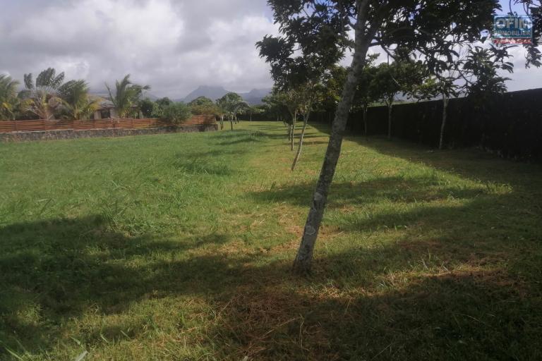 For sale beautiful land with an area of 400 toises in a secure residence at Piton.