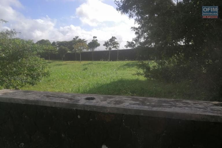 For sale beautiful land with an area of 400 toises in a secure residence at Piton.