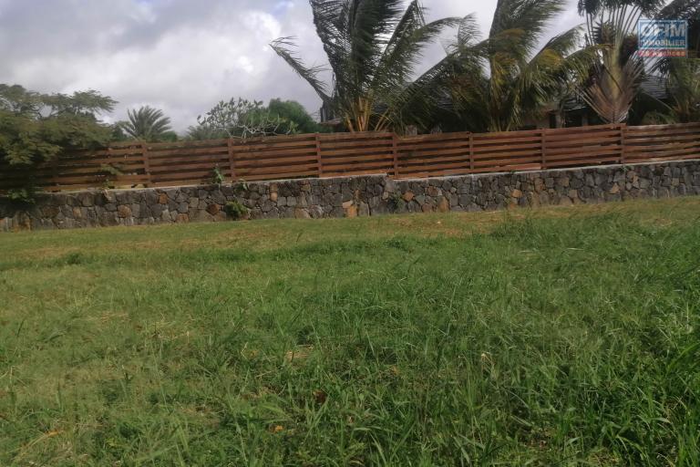 For sale beautiful land with an area of 400 toises in a secure residence at Piton.