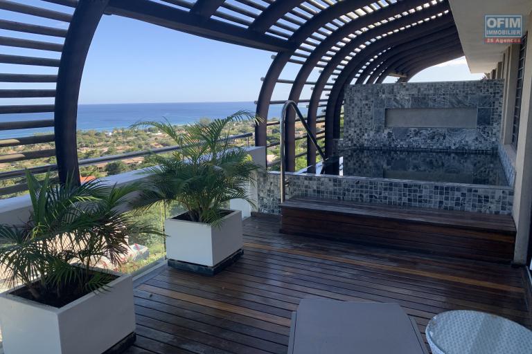 Tamarin for sale and accessible to foreigners, luxury 3 bedroom apartment with a small private swimming pool, garage and store. The elegant, modern apartment with a breathtaking view. With various facilities near the residence