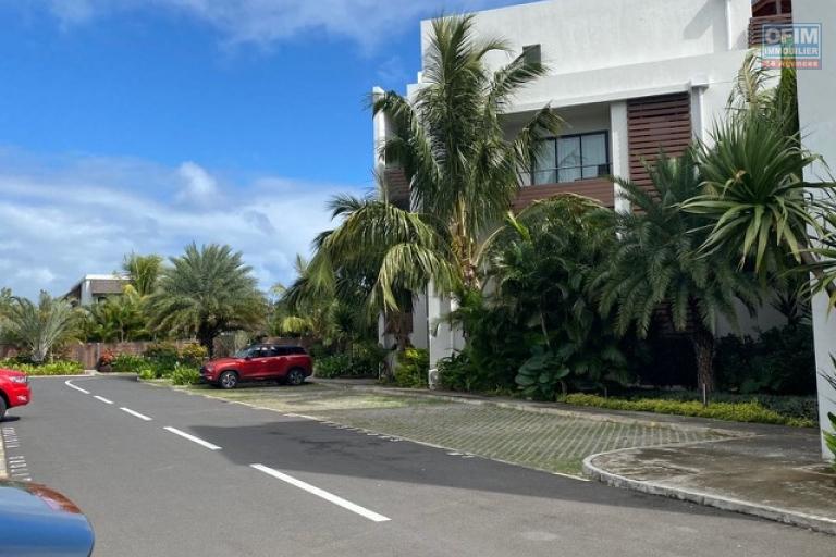 For sale a recent apartment accessible for purchase to non-Mauritians and Mauritian citizens. Located 100 meters from the beach of Mont Choisy, 10 minutes from Grand Baie, the seaside resort on the north coast.