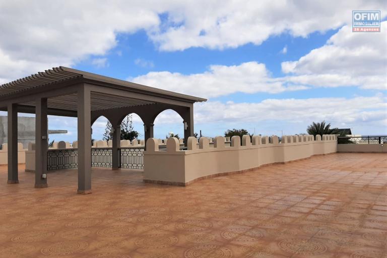 Flic-en-Flac for sale spacious 4 bedroom Moroccan style house, with very large swimming pool and huge roof terrace.