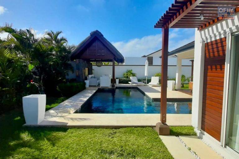 For sale a villa accessible for purchase to foreigners giving the right to a permanent residence permit for the whole family situation: Grand baie near shopping centers and the sea.