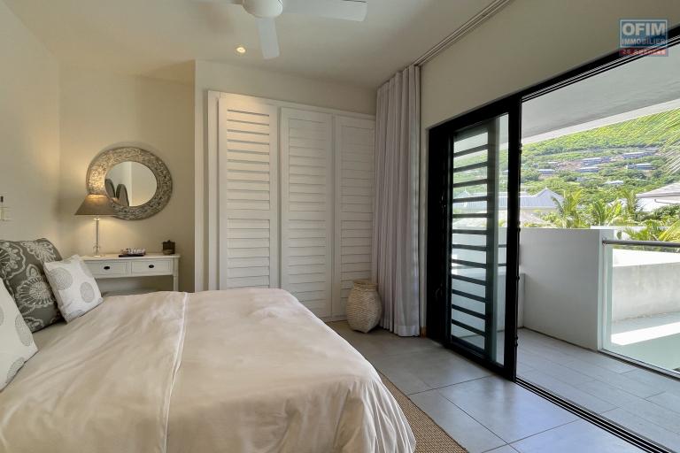 Black River for sale villa with 4 air-conditioned bedrooms accessible to foreigners in a secure complex with a beautiful view of the mountains close to shops and the beach.