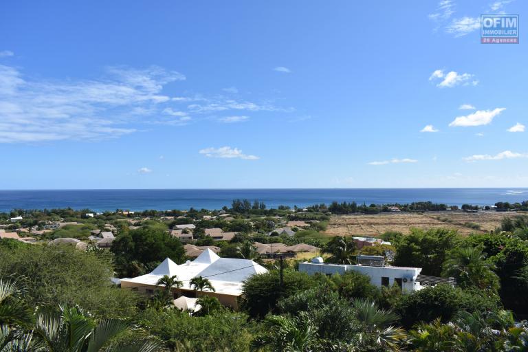 Tamarin for sale magnificent contemporary 4 bedroom villa accessible to foreigners, located in a residential area with a beautiful view of the sea.