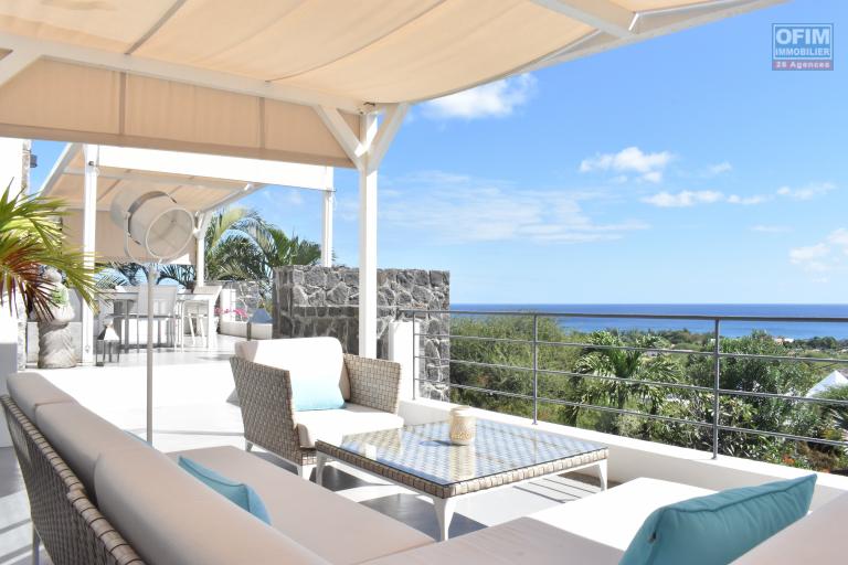 Tamarin for sale magnificent contemporary 4 bedroom villa accessible to foreigners, located in a residential area with a beautiful view of the sea.