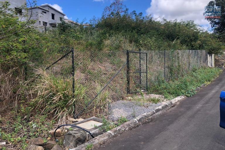 For sale fenced land of 554 m2 in a morcellement with trustee in Arsenal.