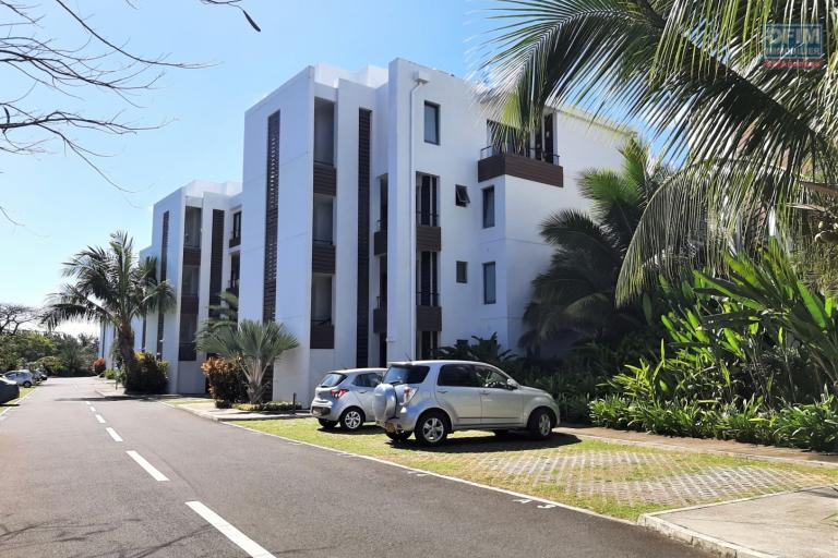 For sale an apartment eligible for purchase to foreigners and Mauritians located in a residence 150 meters from the beach of Mont Choisy.