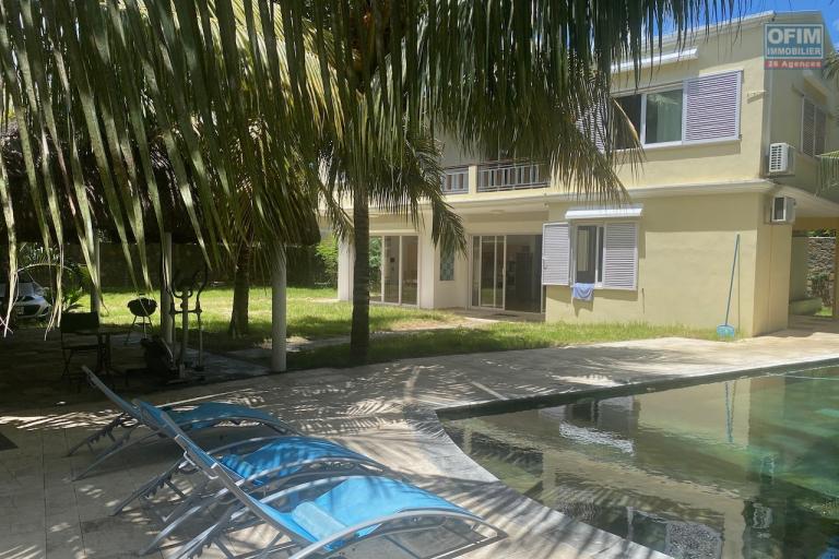 For sale a villa accessible to FOREIGNERS AND MAURITICIANS ideally located in Bain Bœuf 200 meters from the beach. The villa offers you a permanent residence permit.