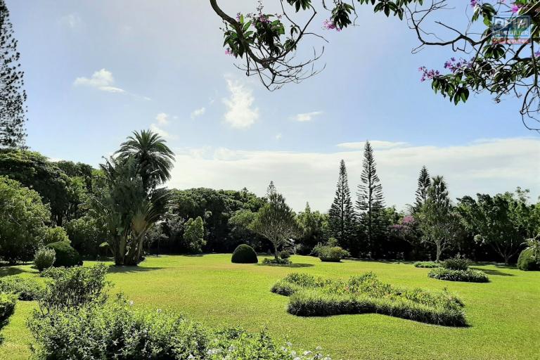 Floreal for sale spacious 3 bedroom apartment located in a secure residence with a magnificent landscaped garden.