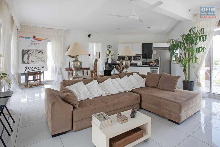 Flic en Flac for sale magnificent 4-bedroom penthouse + independent 1-bedroom penthouse located in a secure complex accessible to foreigners and Mauritians with views of a private estate close to amenities.