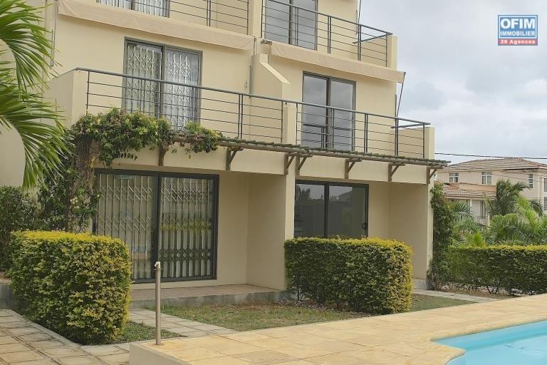 Flic En Flac, for sale, triplex villa, three bedrooms located in a secure residence with swimming pool close to the beach and shops