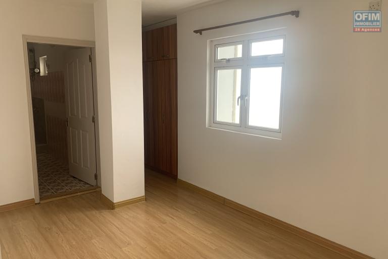 Vacoas for sale three bedroom apartment located on the fourth floor with elevator, covered and secure parking 24 hours a day, close to the municipality.