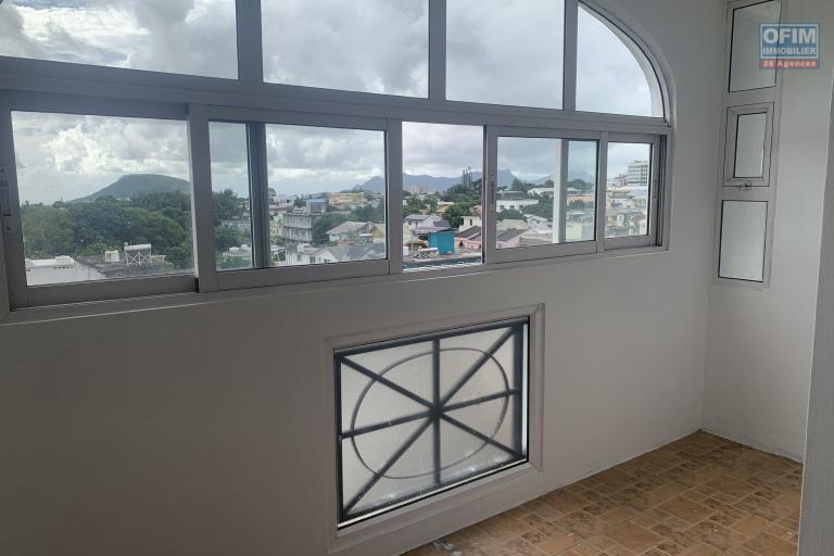 Vacoas for sale three bedroom apartment located on the fourth floor with elevator, covered and secure parking 24 hours a day, close to the municipality.