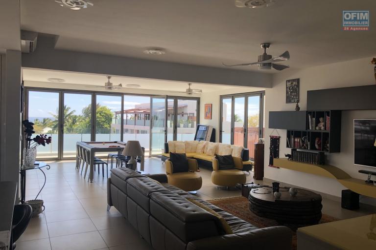 Black River for sale accessible to foreigners and Mauritians, magnificent 3-bedroom penthouse with a breathtaking view of the beach, located in a secure residence with a private elevator in a quiet area.