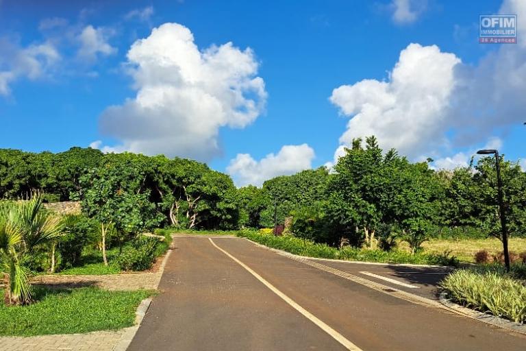For sale a building plot accessible to FOREIGNERS AND MAURITICIANS ideally located in the smart city of Beau Plan, around the Mahogany shopping center.