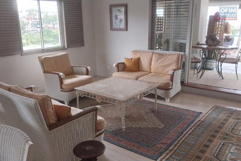 Magnificent Penthouse at Floréal not far from the So Flo shopping center 10/15 minutes on foot, from the Darne clinic 10/15 minutes on foot. Tram 10 minutes on foot. Very residential and peaceful place.
