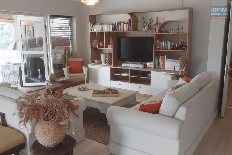 Magnificent Penthouse at Floréal not far from the So Flo shopping center 10/15 minutes on foot, from the Darne clinic 10/15 minutes on foot. Tram 10 minutes on foot. Very residential and peaceful place.