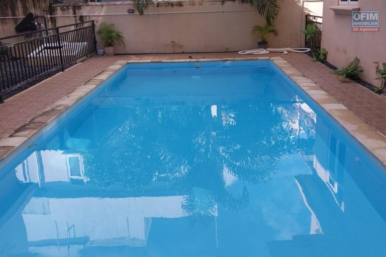 For sale a 3 bedroom apartment with communal swimming pool in a secure residence in Pereybère.