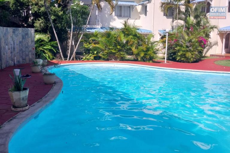 For sale an apartment of type F3/4 with a common swimming pool in a well maintained residence in Pereybère.