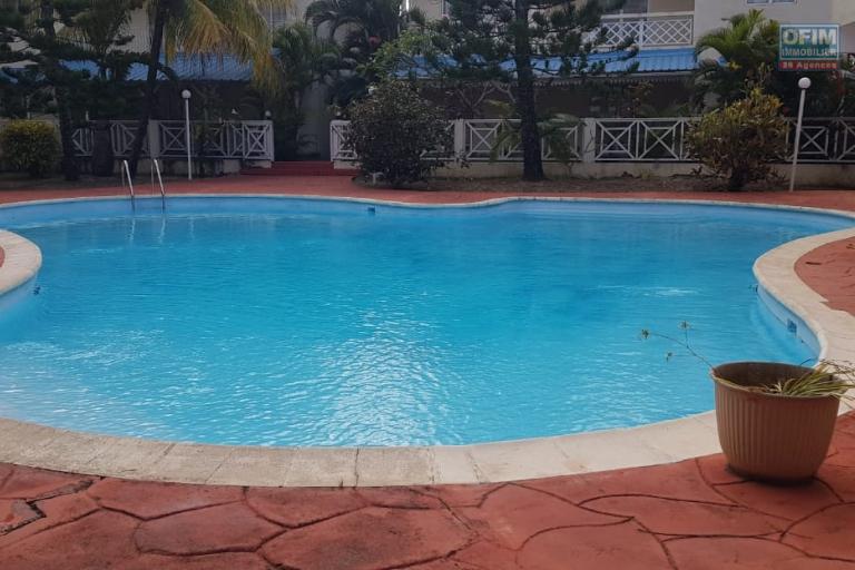 For sale an apartment of type F3/4 with a common swimming pool in a well maintained residence in Pereybère.