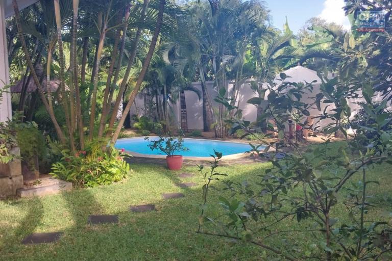 For sale large and comfortable residence of 350 m2 with private swimming pool and beautiful wooded courtyard in Trou aux Biches.