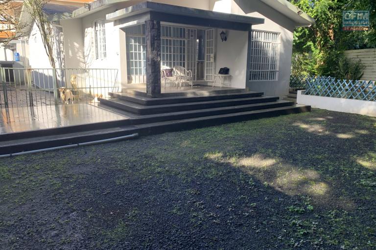 Curepipe pleasant 3 bedroom villa with garage located in a quiet and residential area not far from the Sainte-Hélène church.