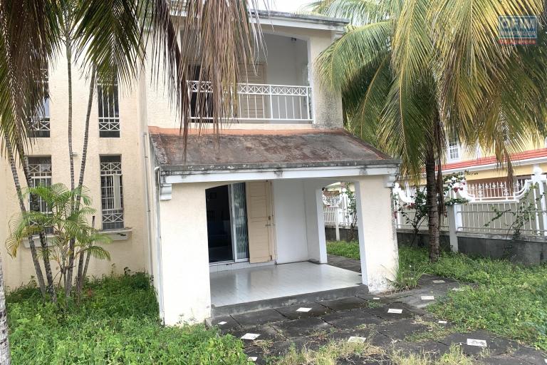 Flic en Flac for sale 3 bedroom duplex located 3 minutes from the beach on foot in a quiet area.
