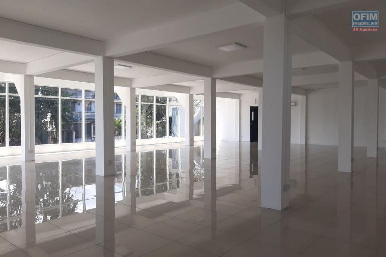 Beau Bassin for rent, plateau of 288m², very well located and ideal for a call center, a showroom or offices.
