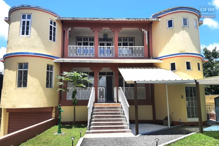 Phoenix for rent unfurnished 3 bedroom apartment on the ground floor of a house located near shops.