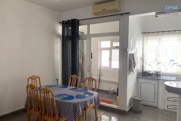 Flic en Flac for rent 2 bedroom apartment with covered parking located in the center, a stone's throw from the beach and quiet shops.