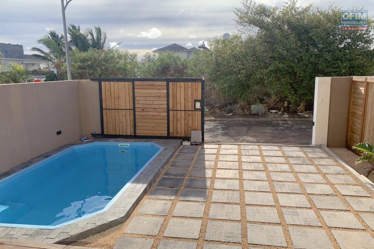 Flic en Flac for rent beautiful new 3 bedroom duplex villa with swimming pool fully furnished and tastefully decorated in a quiet area 5 minutes from the beach and shops.