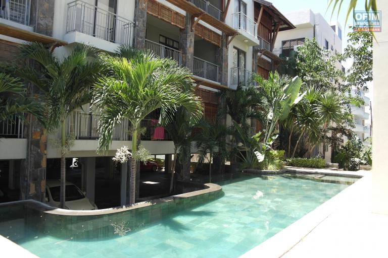 Flic en Flac for rent large 3-bedroom duplex penthouse with air conditioning located near the beach, in a secure and quiet residence with elevator and  swimming pool.