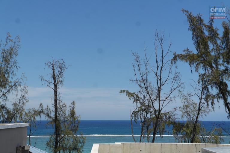 Flic en Flac for rent large 3-bedroom duplex penthouse with air conditioning located near the beach, in a secure and quiet residence with elevator and  swimming pool.