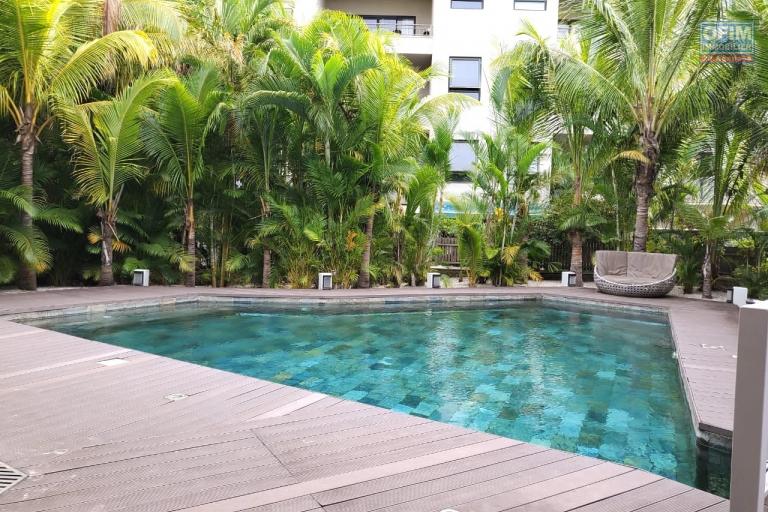 Flic en Flac for rent huge 3 bedroom apartment located in a prestigious secure residence with shared swimming pool in a quiet area and 5 minutes walk from the beach and shops.