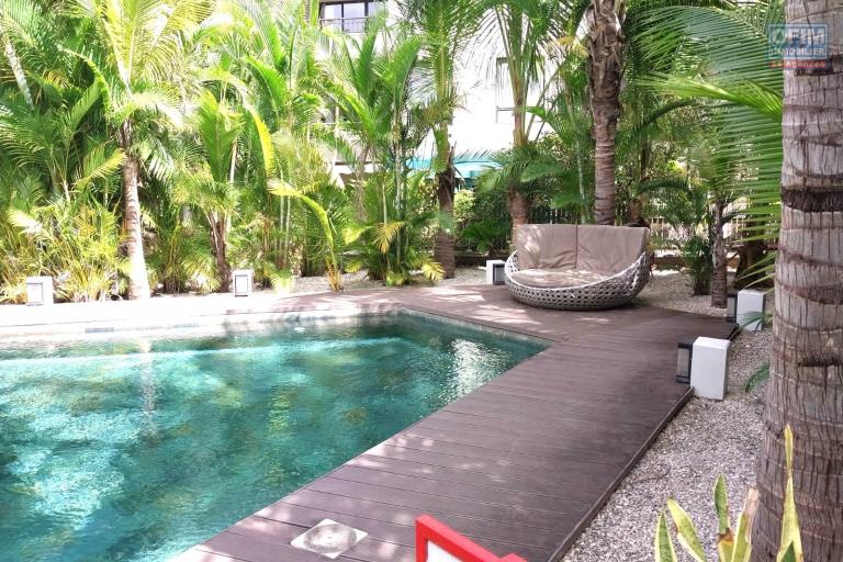 Flic en Flac for rent huge 3 bedroom apartment located in a prestigious secure residence with shared swimming pool in a quiet area and 5 minutes walk from the beach and shops.